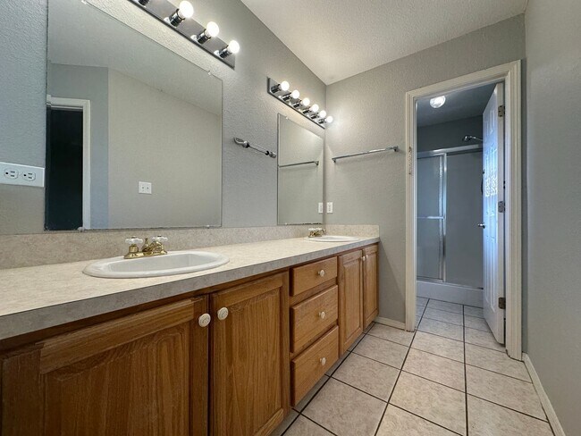 Building Photo - Beautiful 3 Bed 2 Bath Home w/ 2-Car Garage