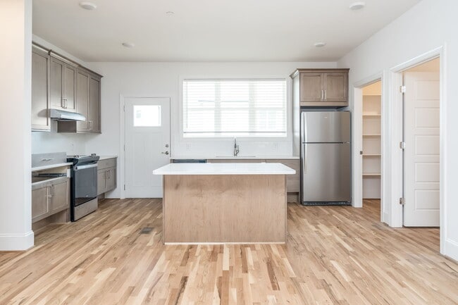 Building Photo - 3801 Lands End Ct