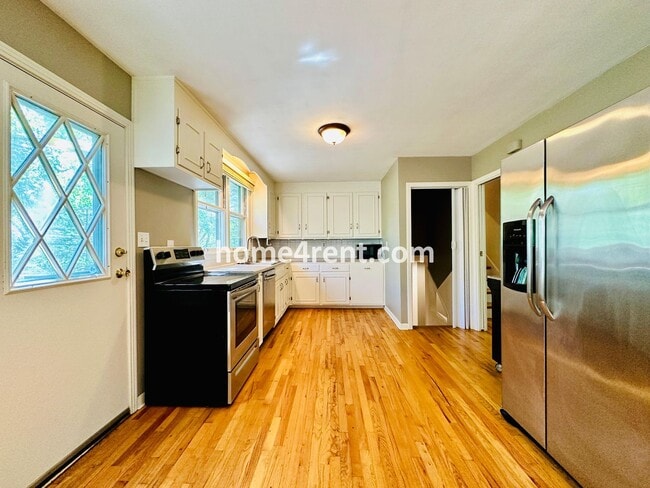 Building Photo - Three Bedroom Home in Overland Park w/ Wood Floors, Finished Basement, and a Fenced Yard!