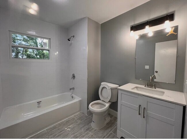 Building Photo - 1648 Valley Dr