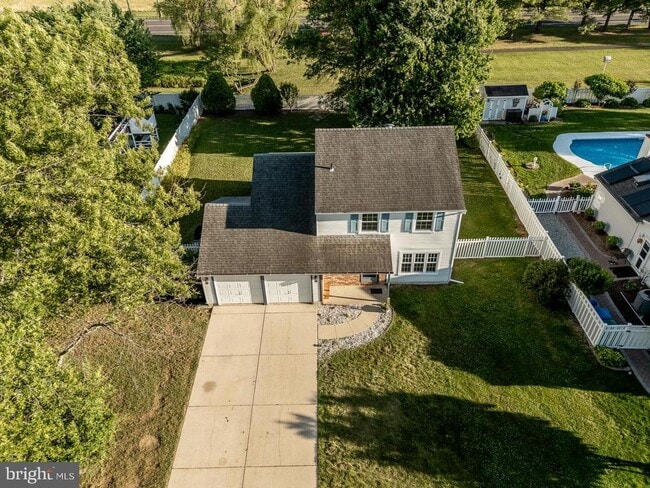 Building Photo - 10 Honey Locust Ln