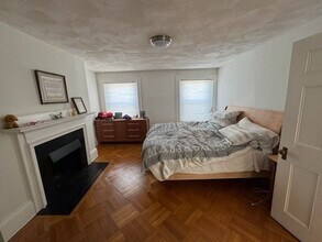 Building Photo - Charming 3 Bedroom
