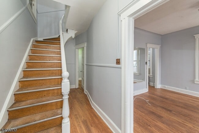 Building Photo - 92 Mallory Ave