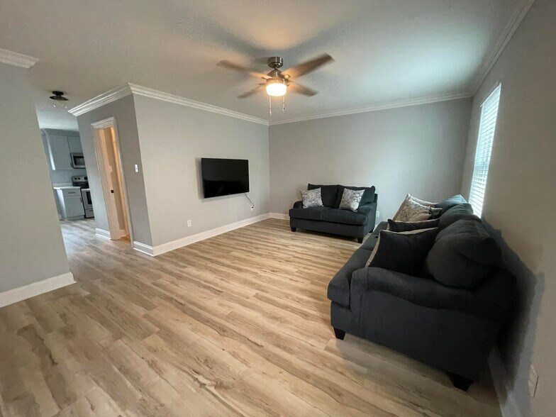Smart tv with Netflix - 617 Lavoisier St