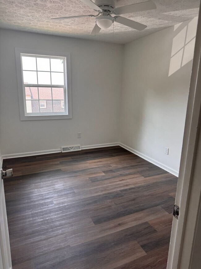 Building Photo - 3 Bedroom || 1.5 Bathroom Townhome