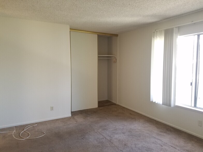 Master bedroom with 2 closets - 220 sf - 725 Windwood Dr
