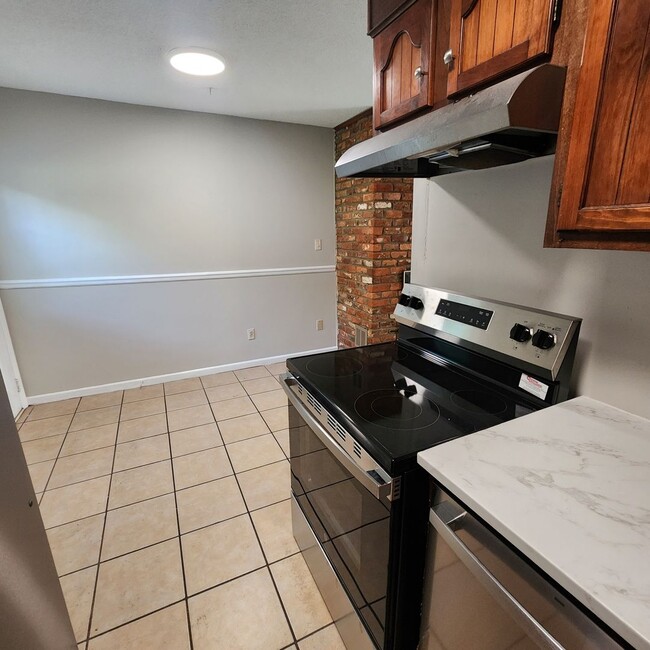 Building Photo - Remodeled townhouse in between Kernersvill...