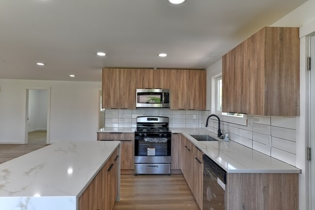 Building Photo - Everett Duplex