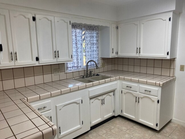 Building Photo - Cute home for rent in Visalia!