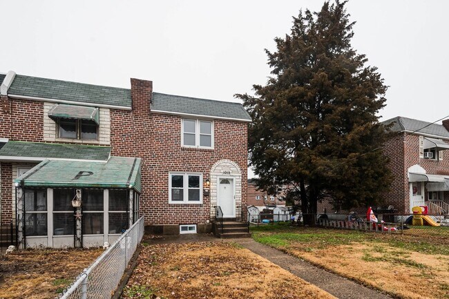 Building Photo - Completely renovated end row home! Stainle...