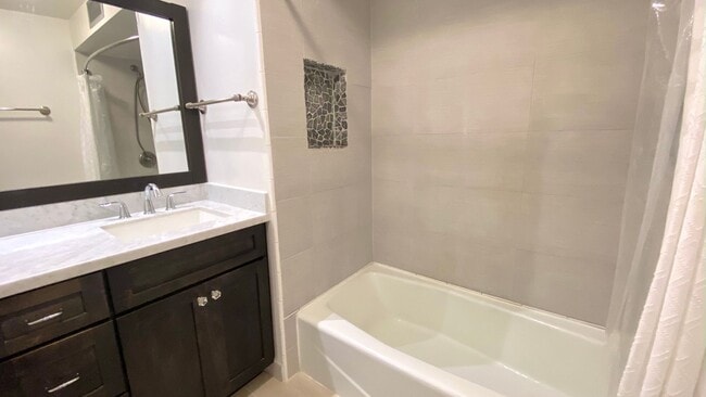 Building Photo - AVAILABLE JULY - 2 BED 2 BATH w/ 2 COVERED...