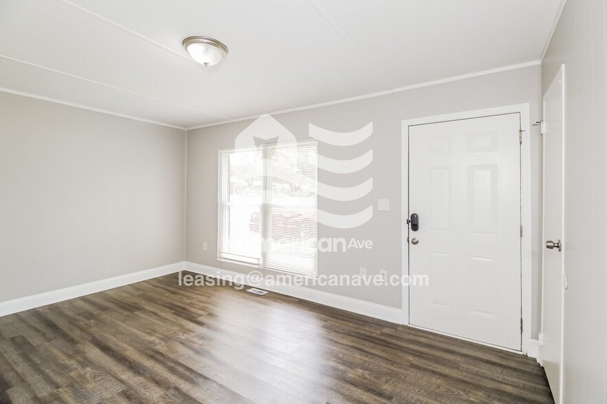 Building Photo - 2945 Eastway Dr