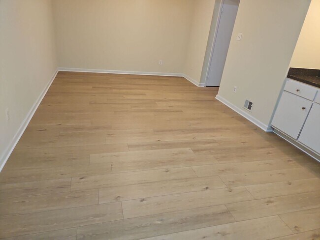 Building Photo - Location is Everything With This 3 Bed 3.5 Bath Townhouse in Hampton Court Community