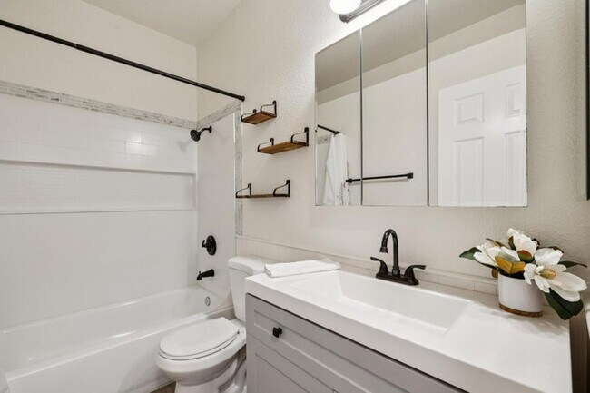 Building Photo - Charming 2BR / 2BA Condo with Patio & Garage in Half Moon Bay