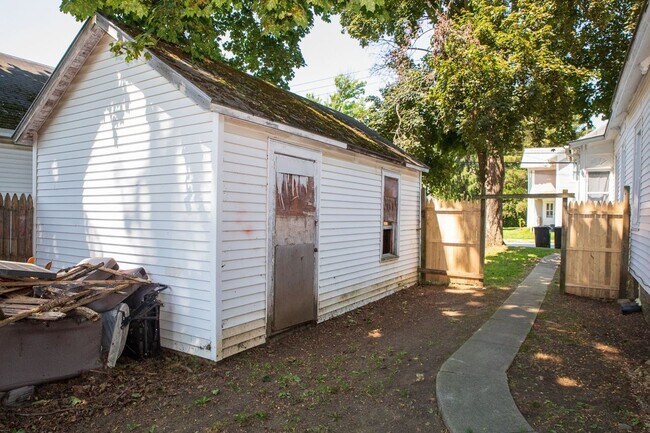 Building Photo - 317 Pleasant St