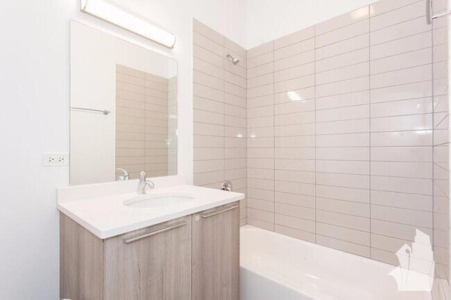 Building Photo - 3 bedroom in Chicago IL 60613