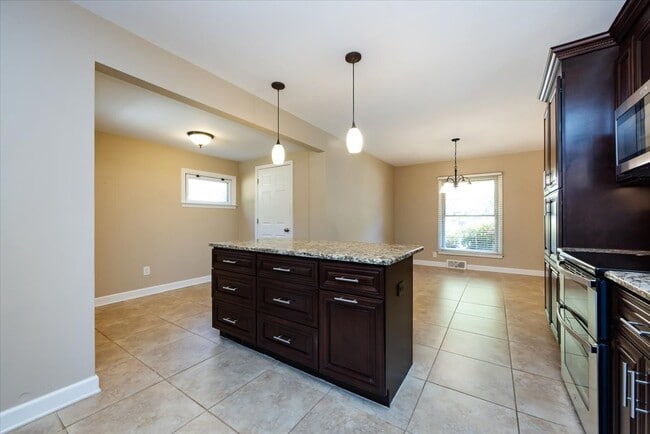 Building Photo - 5400 Farmbrook Dr