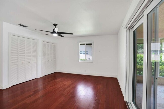 Building Photo - 2527 Lakes Dr