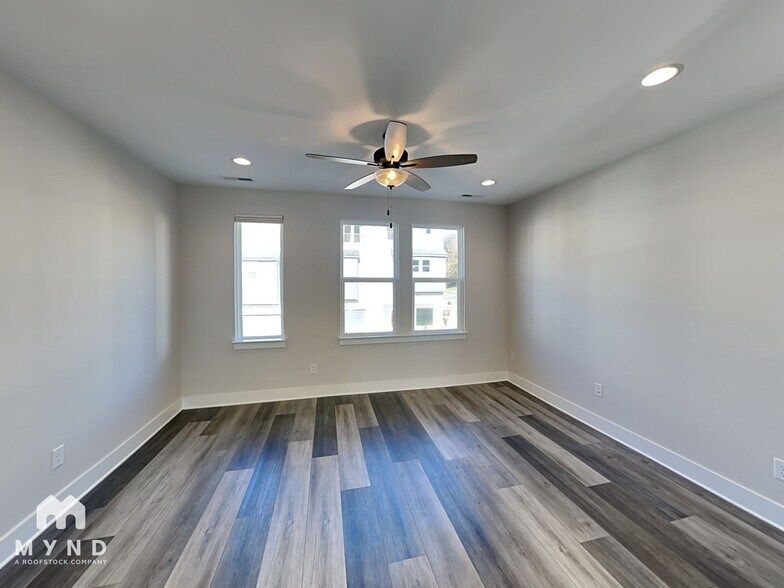 Building Photo - 586 W End Dr