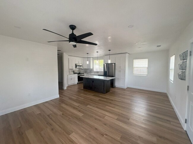 Building Photo - Available NOW Recently Renovated 3BR/3BA Home with Modern Finishes & Spacious Backyard Near Downt...