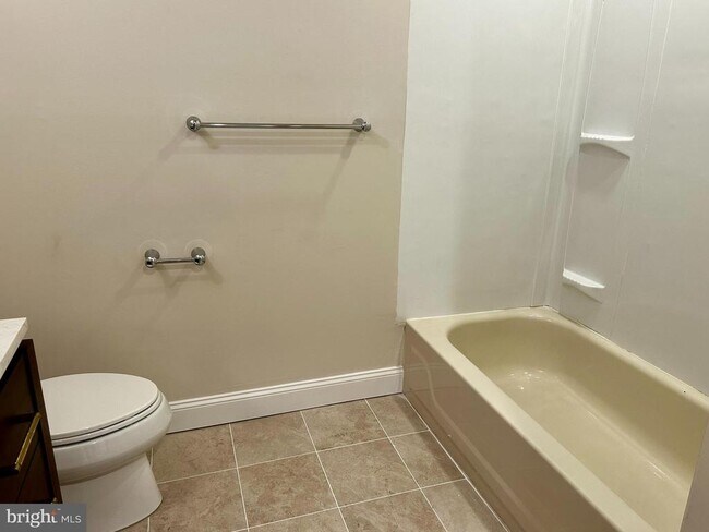 Building Photo - 18 Dundee Mews