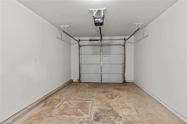 Building Photo - *** Move in Ready ***