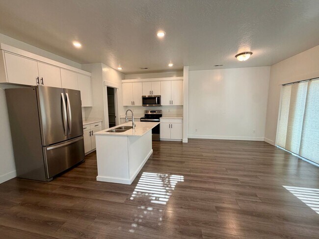Building Photo - Move In Special — 1 Month Rent Free | Updated 3 Bed 2.5 Bath Townhome for Rent in North Ogden