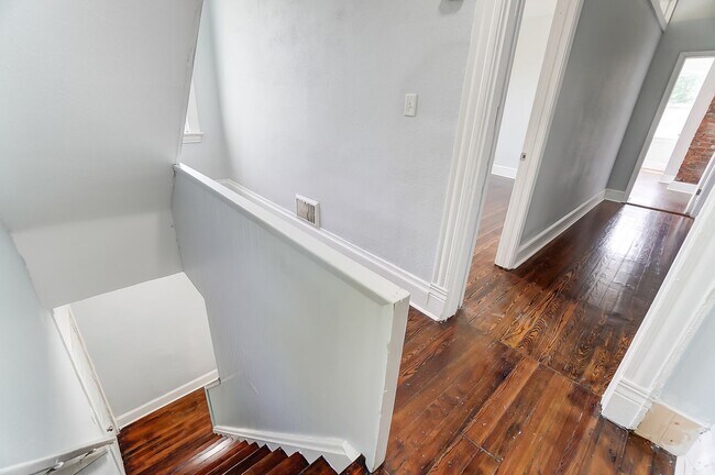 Building Photo - Spacious Four Bedroom in Cincinnati!