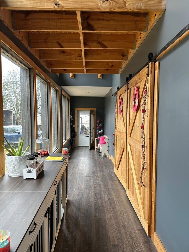 Building Photo - 4 bedroom house, Van Buren