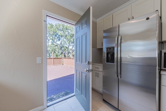 Building Photo - 833 2nd St