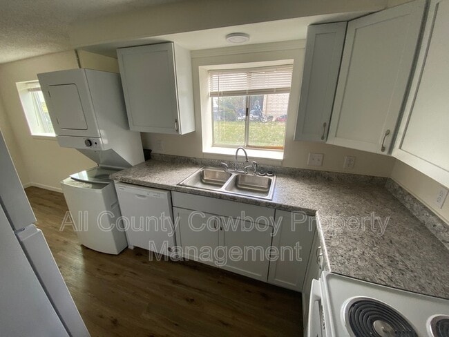 Building Photo - 705 Ferris Ct