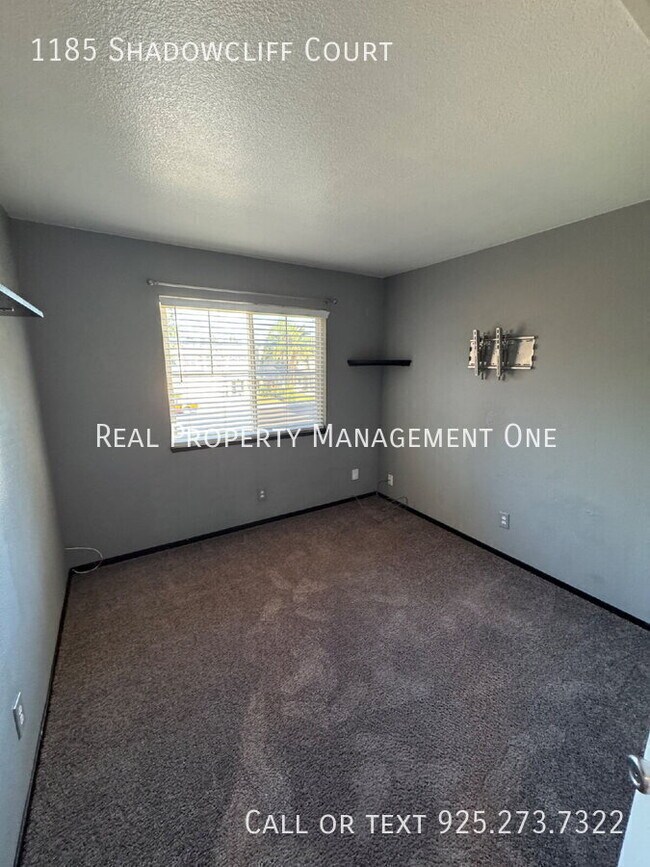 Building Photo - 1185 Shadowcliff Ct