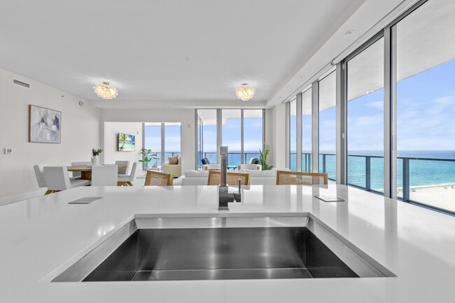 Building Photo - 3100 N Ocean Dr