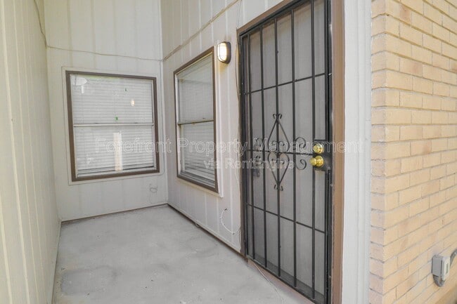 Building Photo - 5613 Lochmoor