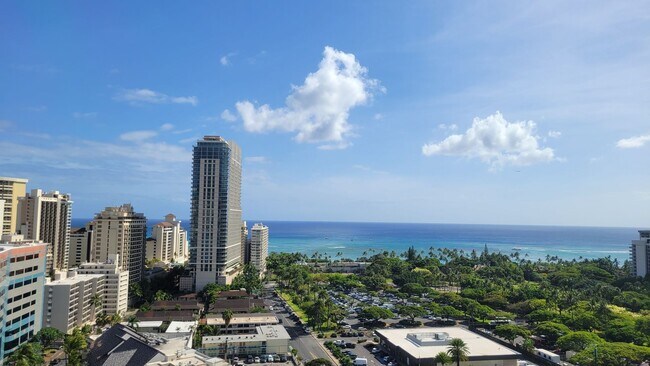 Building Photo - Highly Desirable STUDIO/1-Bath unit Long-T...