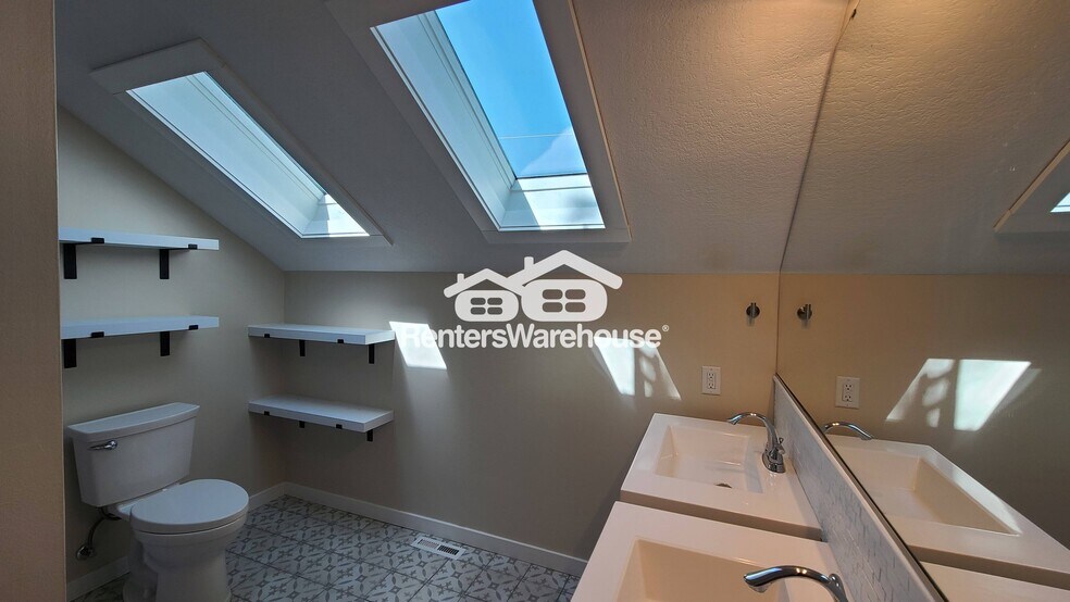 Building Photo - 217 River St