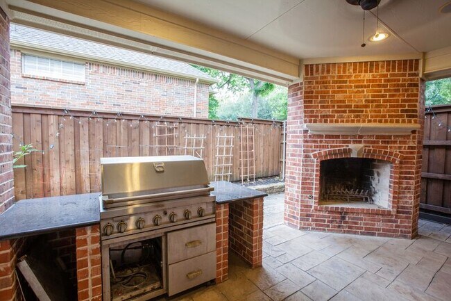 Building Photo - 8100 Rosemont Dr