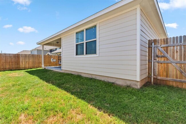 Building Photo - 905 Gray Fox Lp