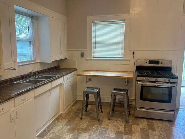 Building Photo - Precious Waco home