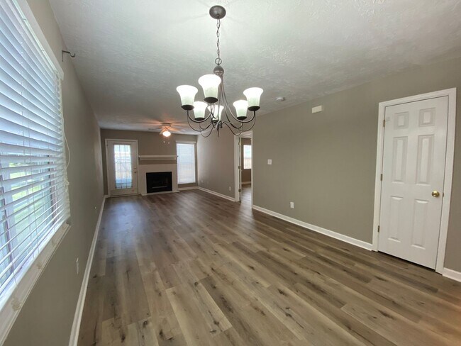 Building Photo - 2 Bedroom, 2 Bath End Unit Townhome in Bro...