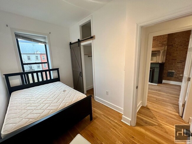 Building Photo - 2BR 1BA Top Floor 1901 Brownstone Original...