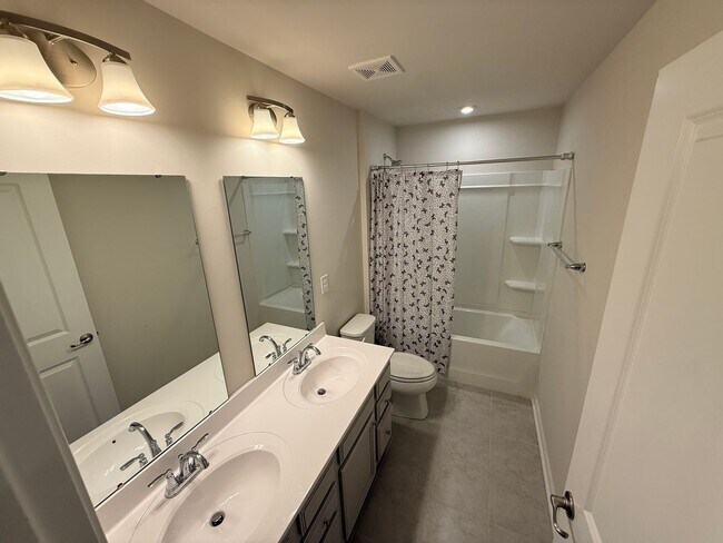 Building Photo - Like New home in Monroe