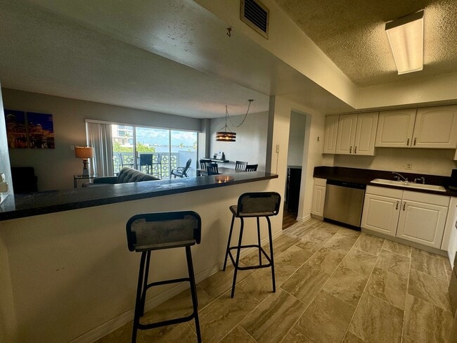 Building Photo - FURNISHED 1 Bed 1 Bath In Amazing Location...