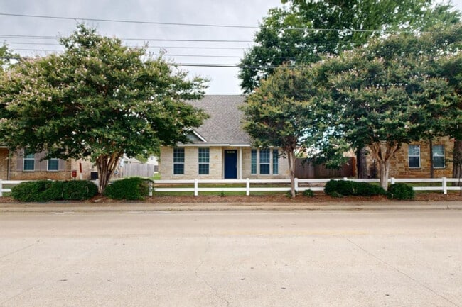 Building Photo - 512 Camp Ct