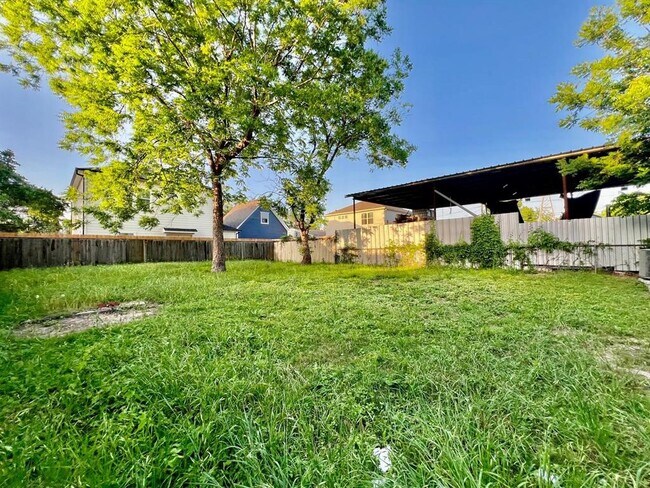 Building Photo - 1511 Evelyn St
