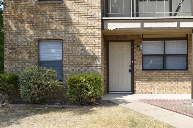 Building Photo - 221 W Robin Ln