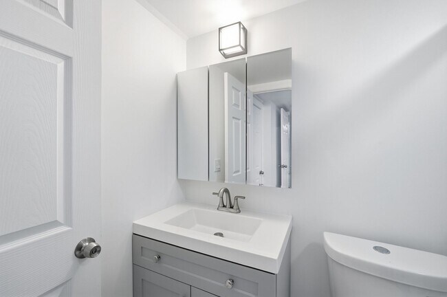 Building Photo - 568 Hale Ave