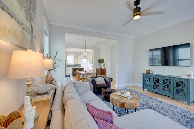 Building Photo - 615 E 33rd St