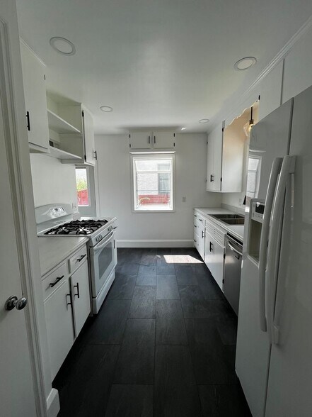 Kitchen - 4425 York Ave N