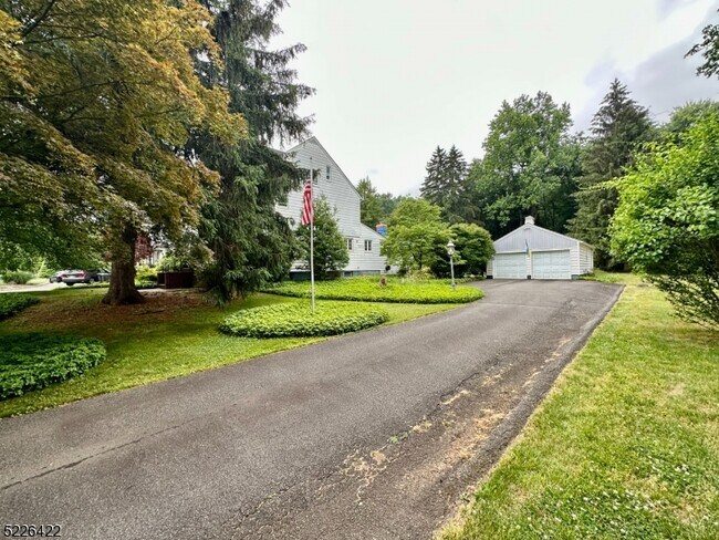 Building Photo - 261 Brooklake Rd